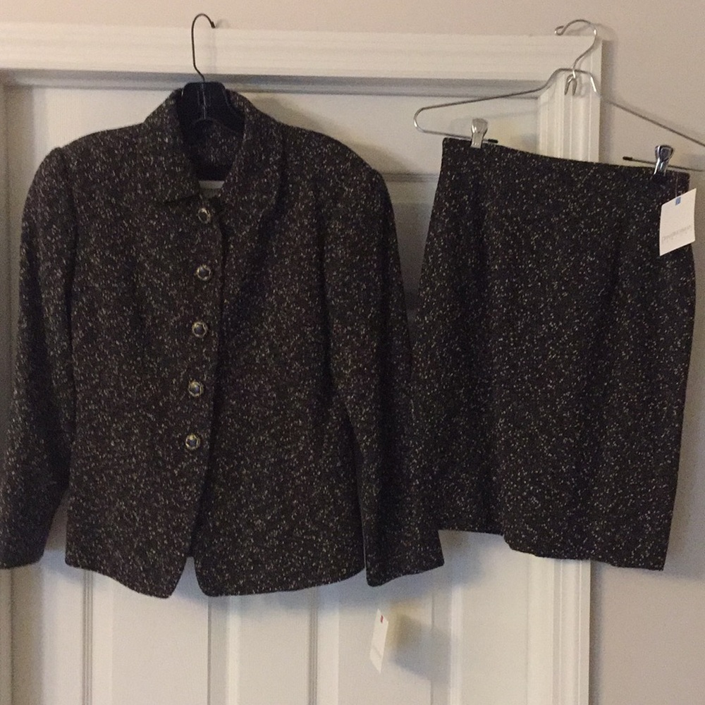 NWT Dana Buchman Suit Jacket size 6 skirt size 4
